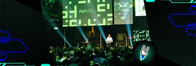 Blick auf die Bühne des Future Tech Fest 2025 mit einem Speaker auf der Bühne.