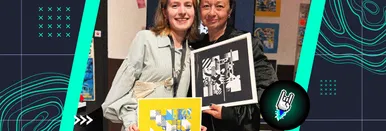 Roxy von 9elements und Mitra Kassai stehen gemeinsam bei der Millerntor Gallery 12, beide lächeln in die Kamera und halten gerahmte Artifaction-Kunstwerke in den Händen. Roxy präsentiert ein buntes Bild mit gelbem Rahmen, Mitra ein schwarz-weißes Motiv. Der Moment zeigt die Verbundenheit im Rahmen des sozialen Kunstprojekts bei dem interaktiven Festival im Millerntor-Stadion.