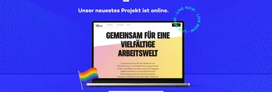 Mock-Up eines Laptop-Bildschirms, der einen Ausschnitt der Queermentor-Website zeigt. Auf dem Ausschnitt steht als Überschrift "Gemeinsam für eine vielfältige Arbeitswelt". Darum ist der Rahmen im 9elements-Stil, auf dem steht "Unser neuestes Projekt ist online", inklusive 9elements Logo und Regenbogenflagge.