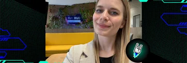 Melina Jacob beim Workshop an der Ruhr-Universität Bochum im Makerspace. Im Hintergrund sichtbar: ein gelbes Sofa und das RUB Makerspace-Logo vor einer begrünten Wand.