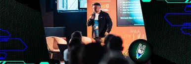 Daniel Nierhauve auf der Bühne des Big Bang KI Festivals mit einem Mikrofon in der Hand.